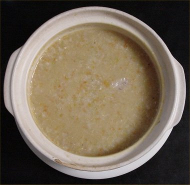 [ Porridge of miso taste containing cabbage and carrot. ]
