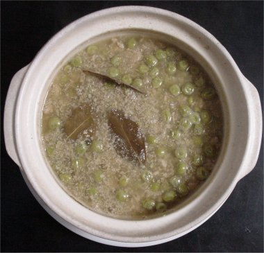 [ Soup of green peas, onion and cod roe ]